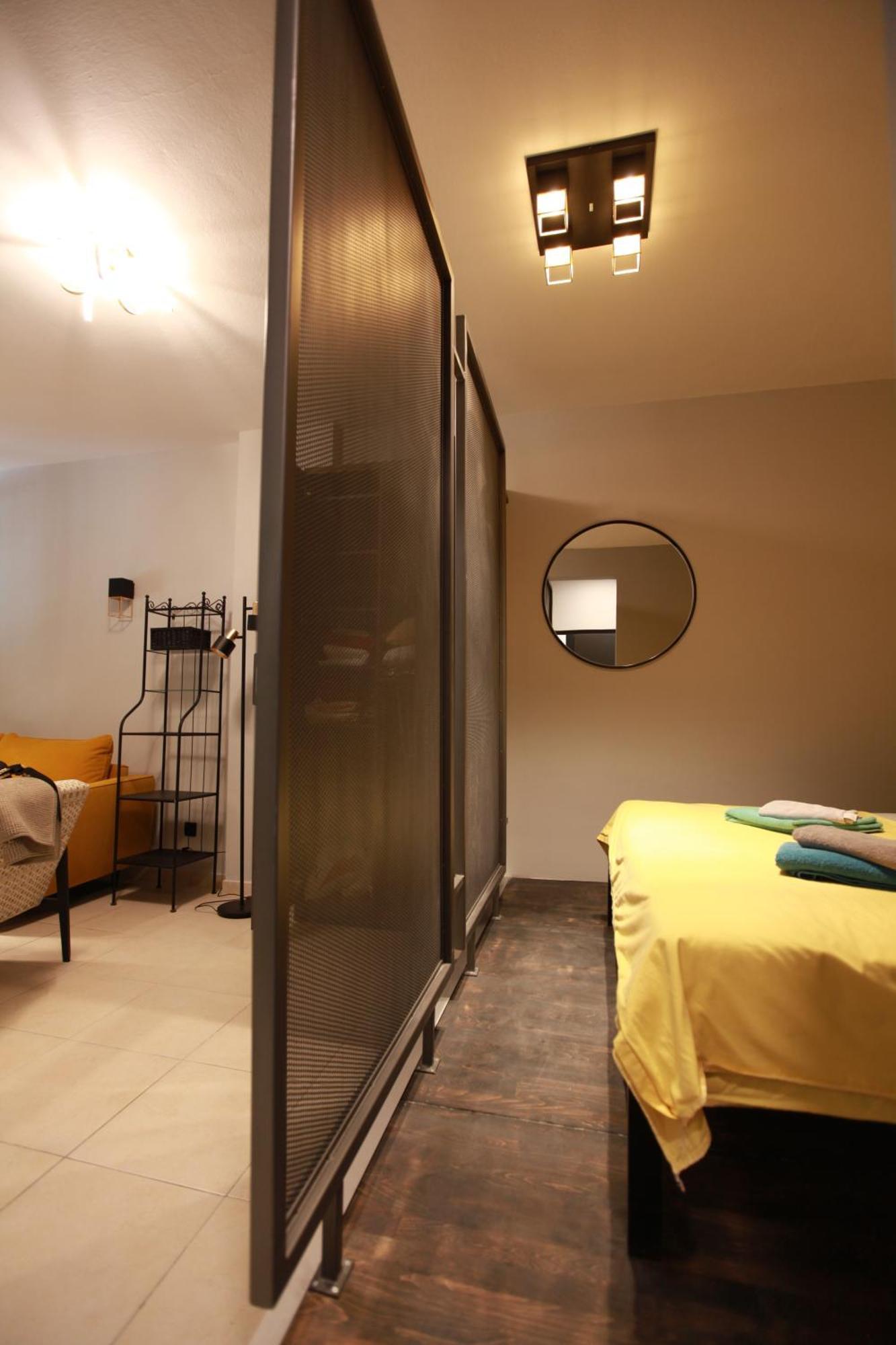Yellow Black Magic Salonic Exterior foto