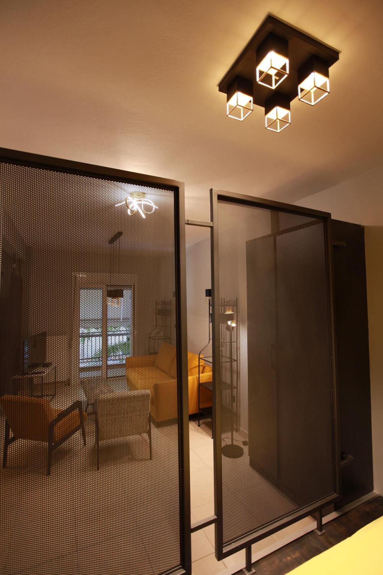 Yellow Black Magic Salonic Exterior foto